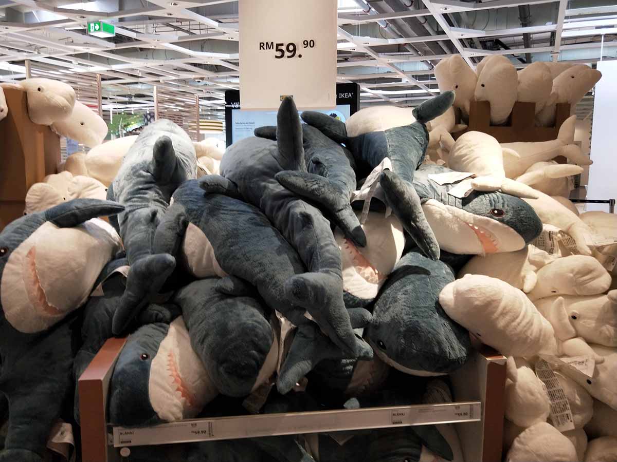 IKEAのサメの人形の山積み