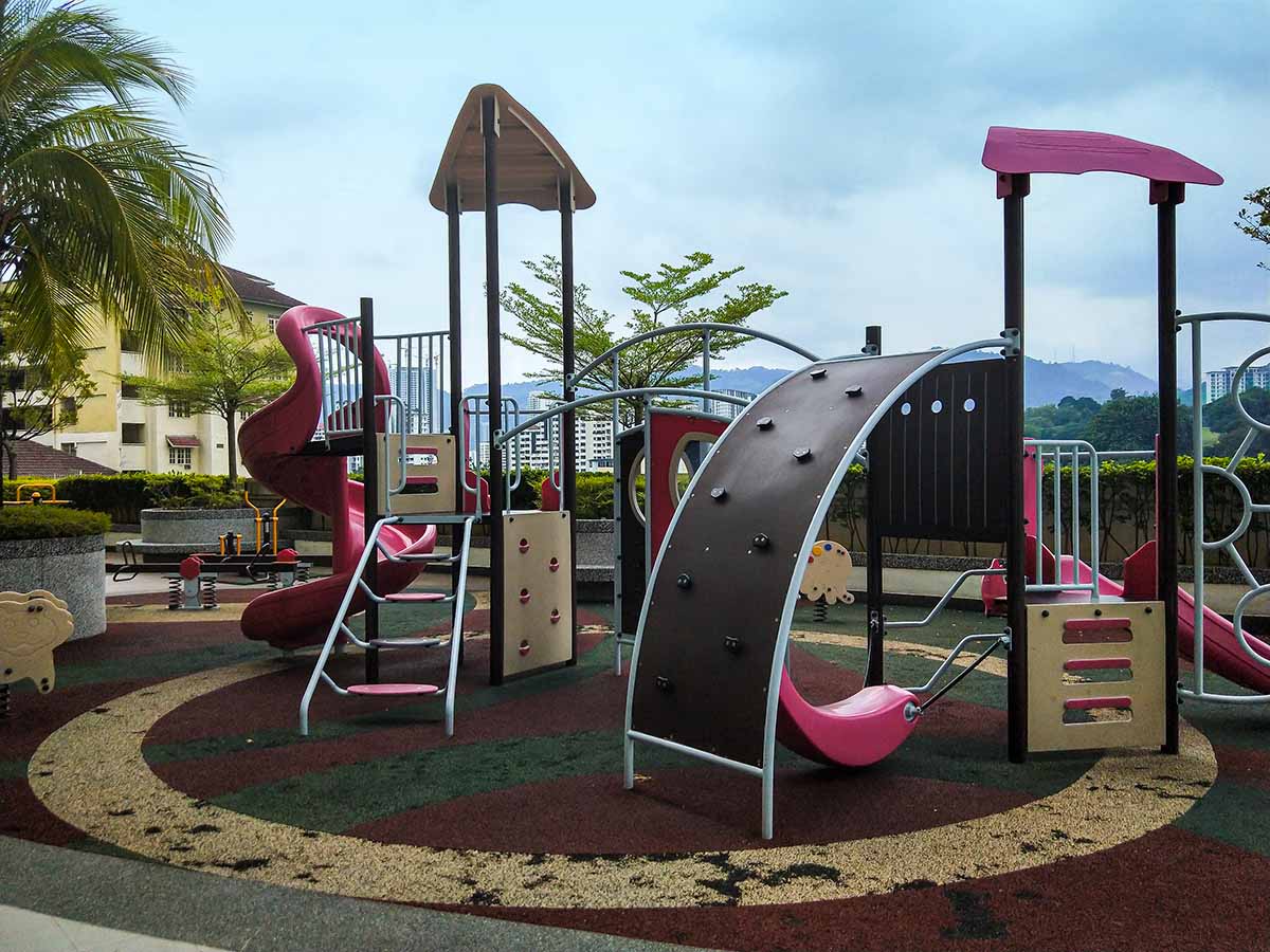 マレーシアのコンドミニアムには子ども用の遊具がある